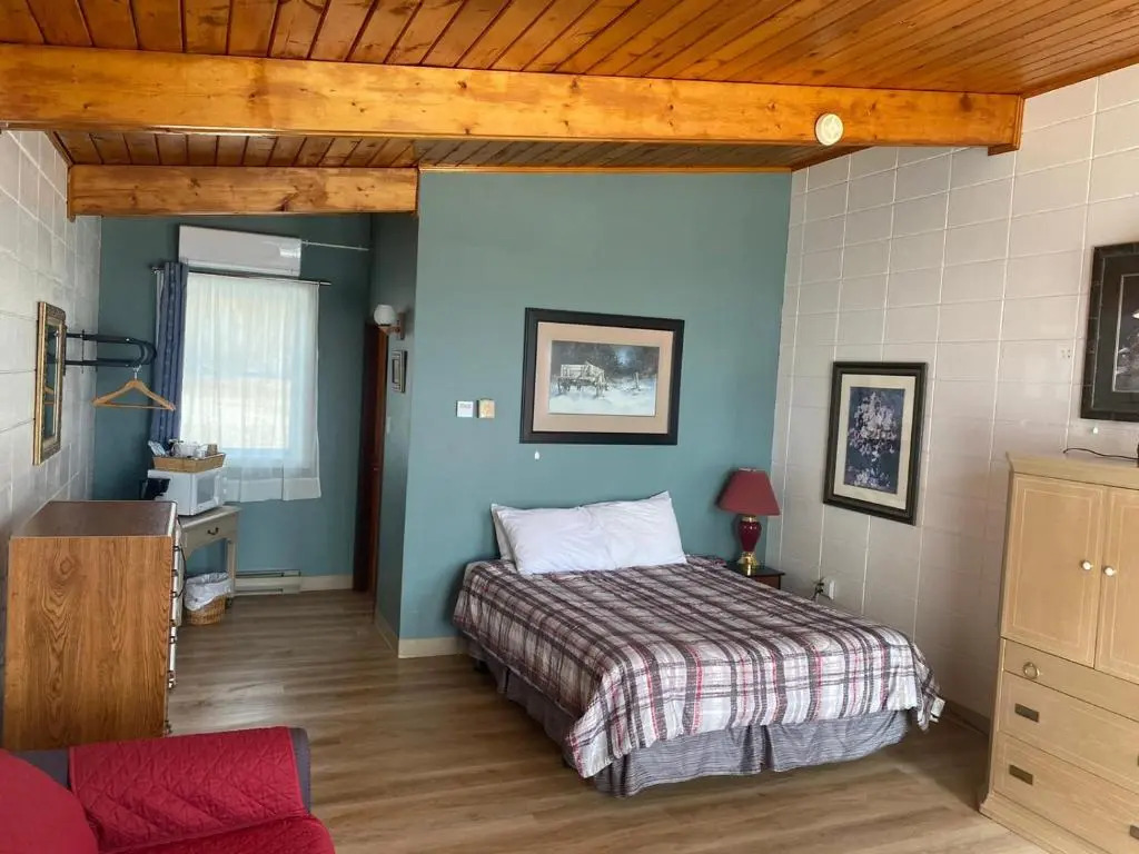 Huron Sands Motel and Restaurant