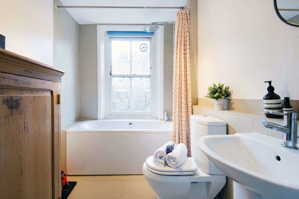 Bright Marloes Road Abode - CNRO