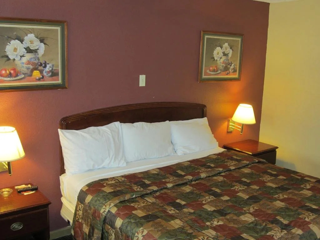 First Western Inn - Fairmont City
