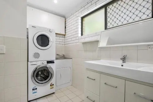 Golden Shores Unit 1, 21 Landsborough Parade