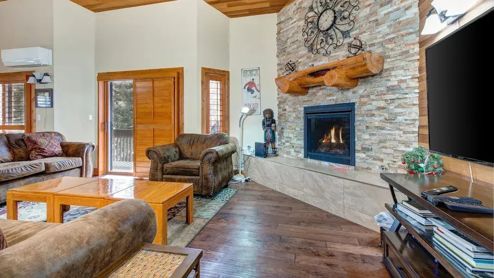 1687 Lakeside 3 Bedroom Home by RedAwning