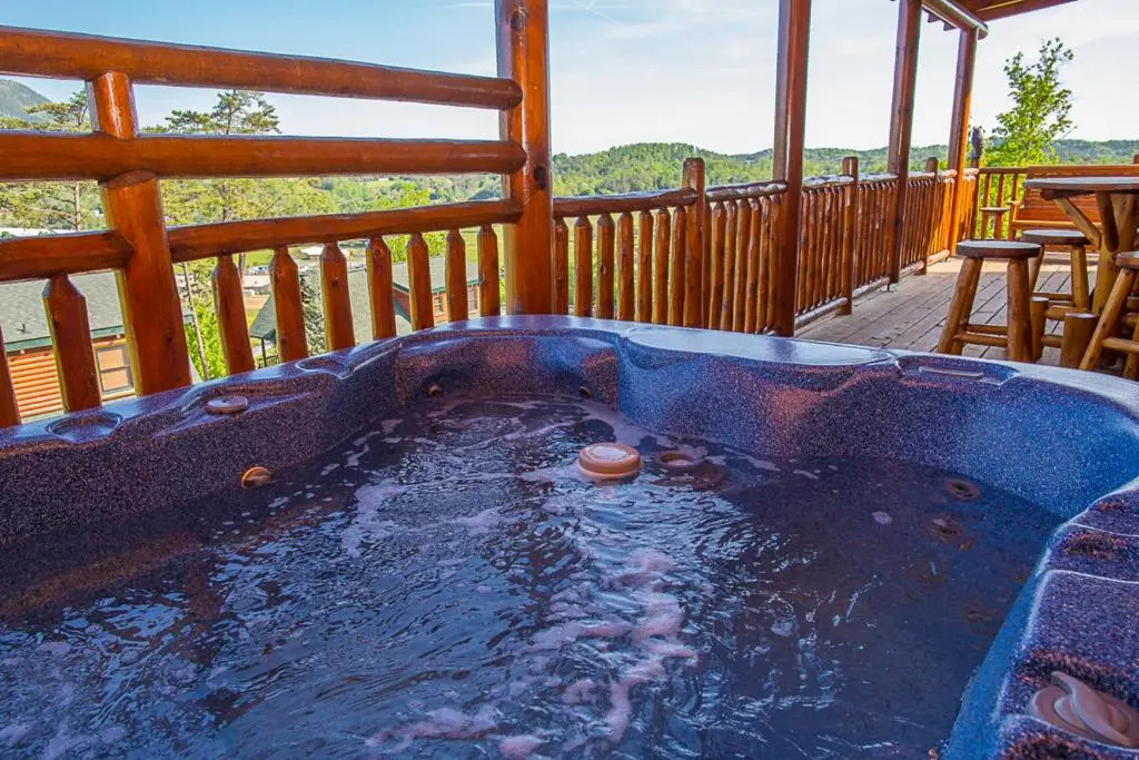 Misty Mountain Hideaway, 3 Bedrooms, Sleeps 10, Pool Access, WiFi