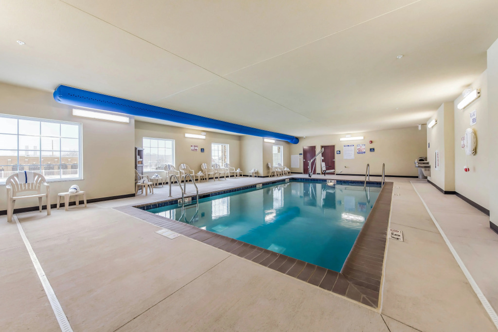 Cobblestone Hotel & Suites - Hutchinson