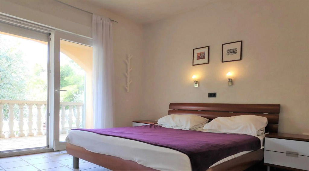 Villa Punta Blava, very quiet, amazing mix of mountain and sea air, ideal for health recovery, beach front, floor heating, internet