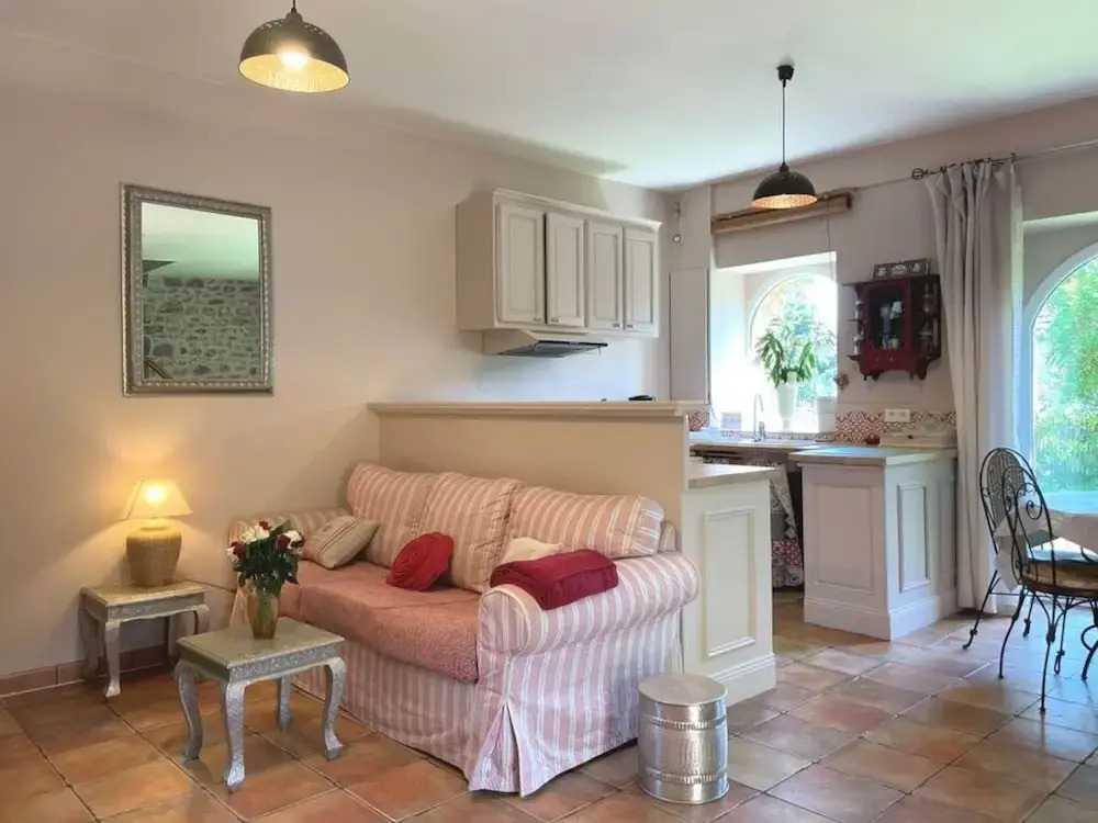 Spacious Apartment With Garden
