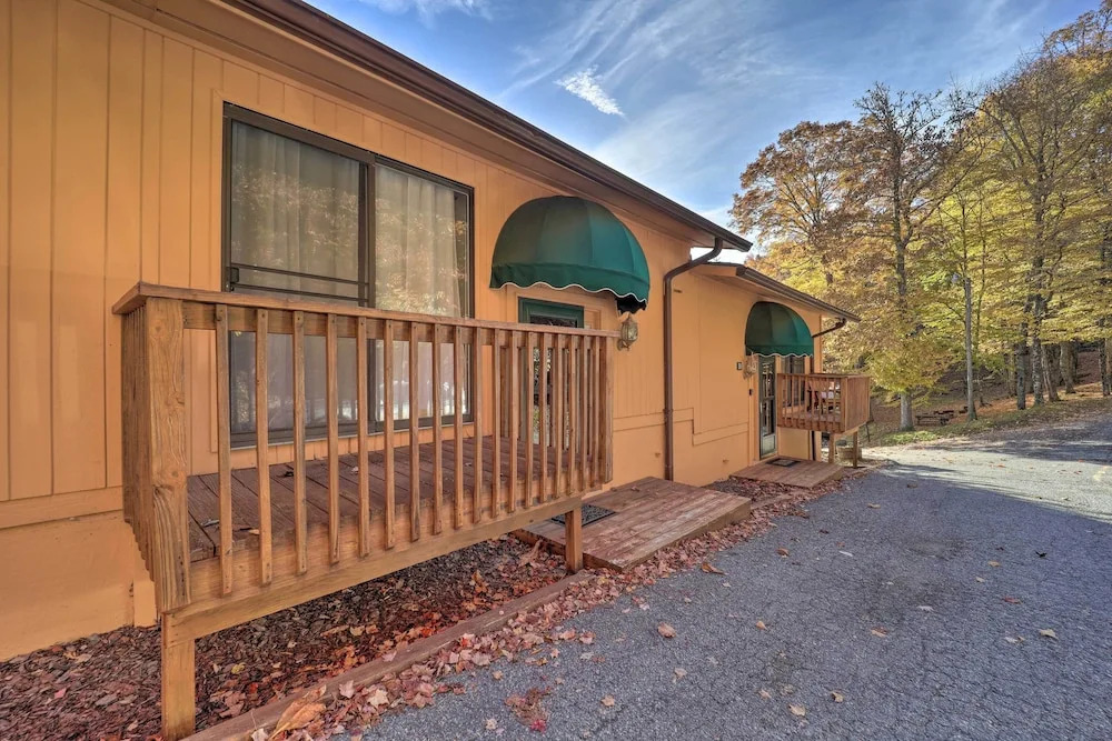 < 1 Mi to Beech Mtn Ski! Condo w/ Hot Tub Access