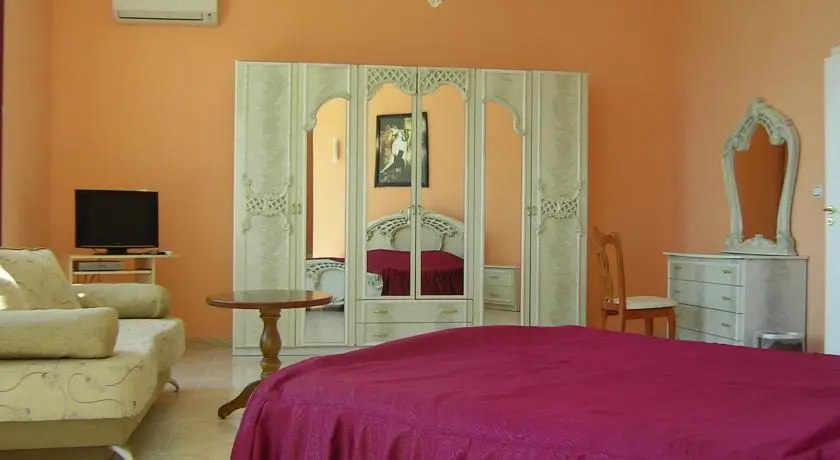 The Moonlight House (Lunnata kyshta)