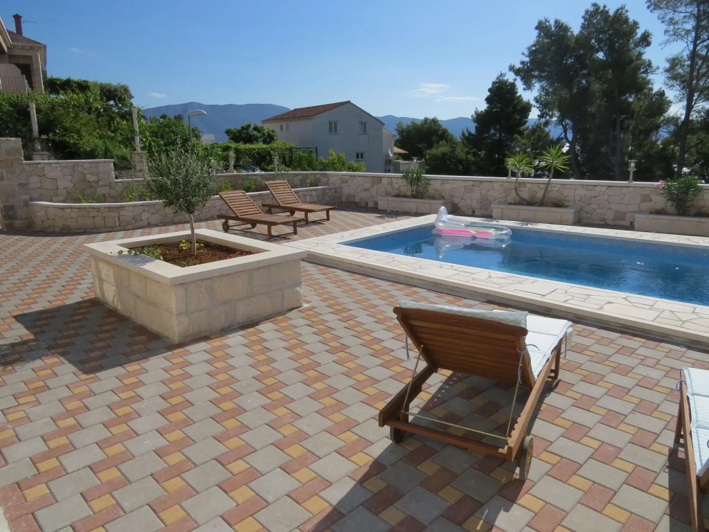 Sandra - With Swimming Pool - H