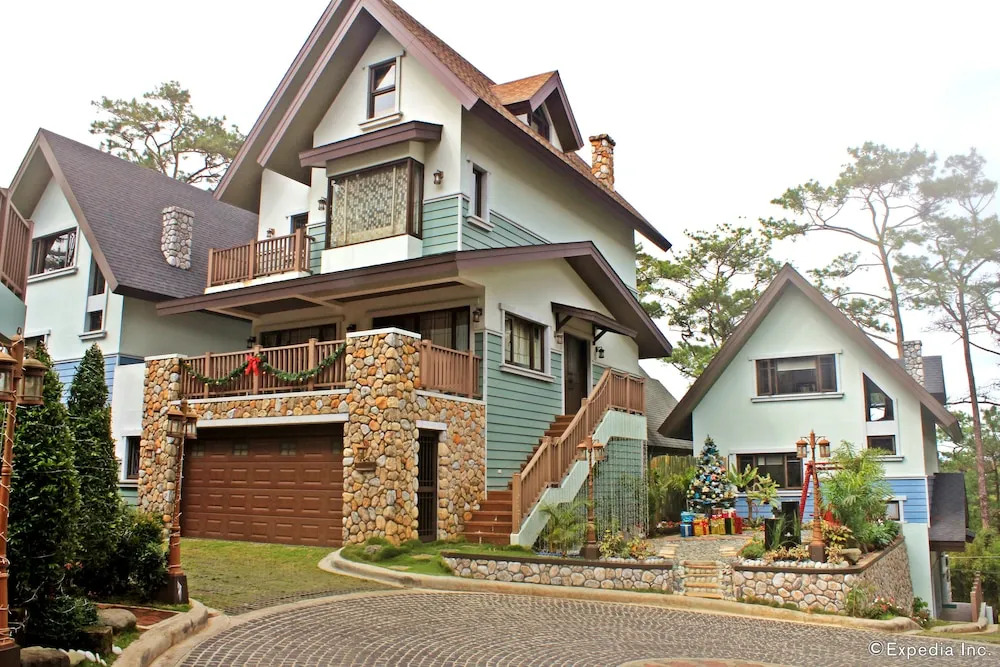 Exclusive Village Home Near Country Club, 18 pax