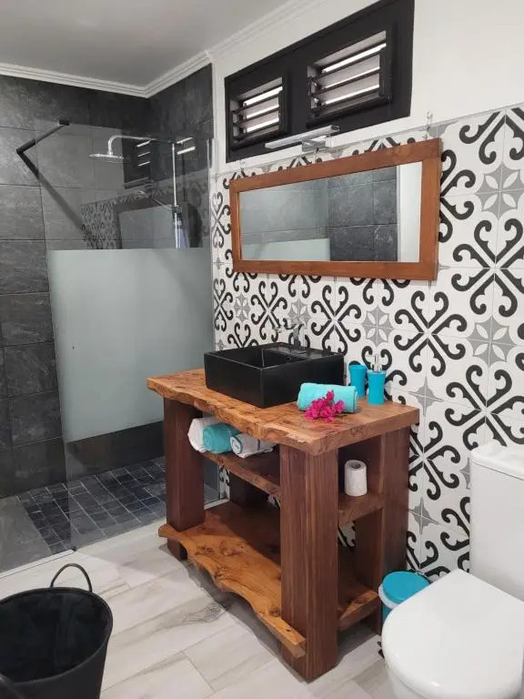 Bel appartement privé, magnifique vue sur la mer des Caraibes et jardin clos, WiFi, à 2mn de la plage