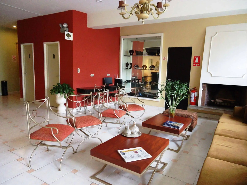 Leon De Oro Inn & Suites