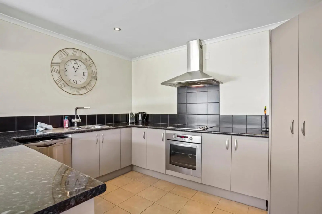 16 Rutherford Crescent