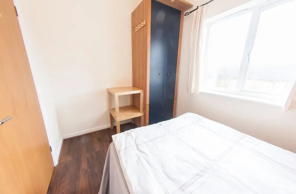 Newly Redecorated 2BR Victoria Docks Flat for 4