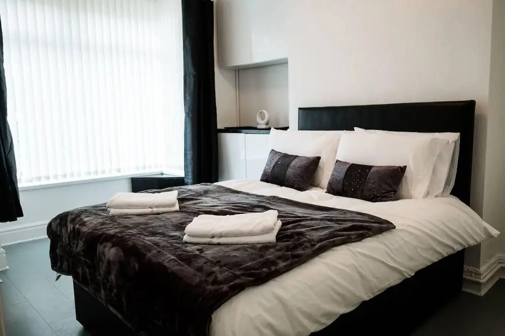 4 Bed House, Sleeps 9, Free Parking
