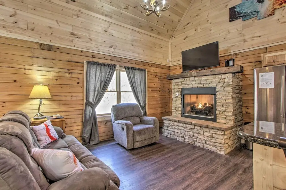 'the Phoenix' Cabin w/ Hot Tub in Gatlinburg!