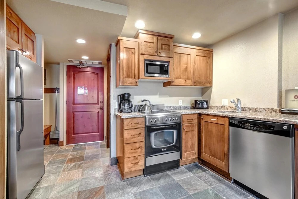 K B M Resorts- Cbi-205 Upgraded 1bd, Wood Fireplace, Full Kitchen, Wifi, Walk to Slopes!