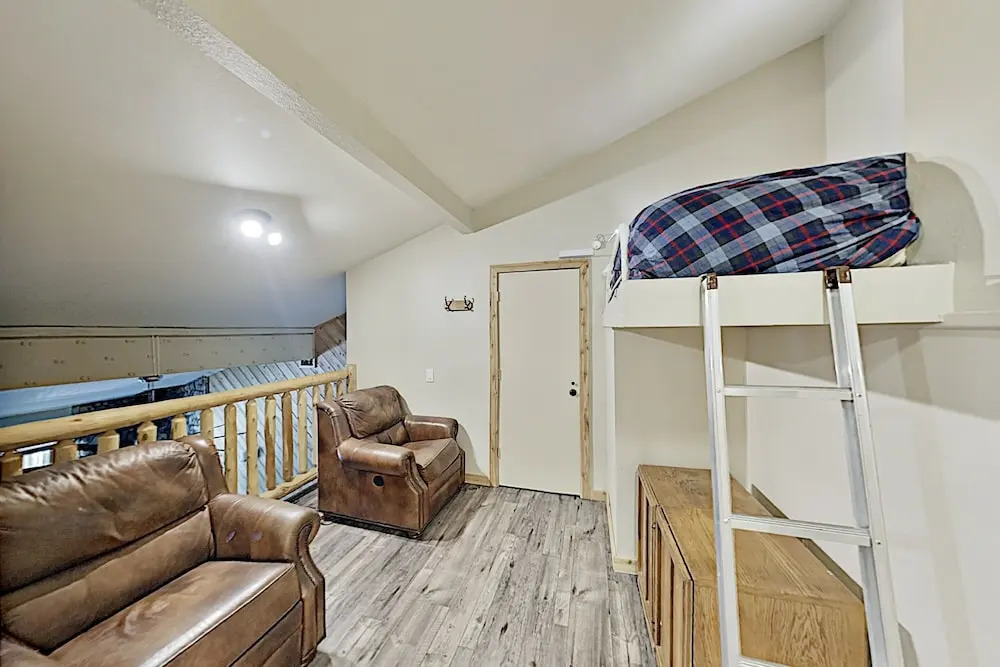 Crstvw48 3 Bedroom Condo