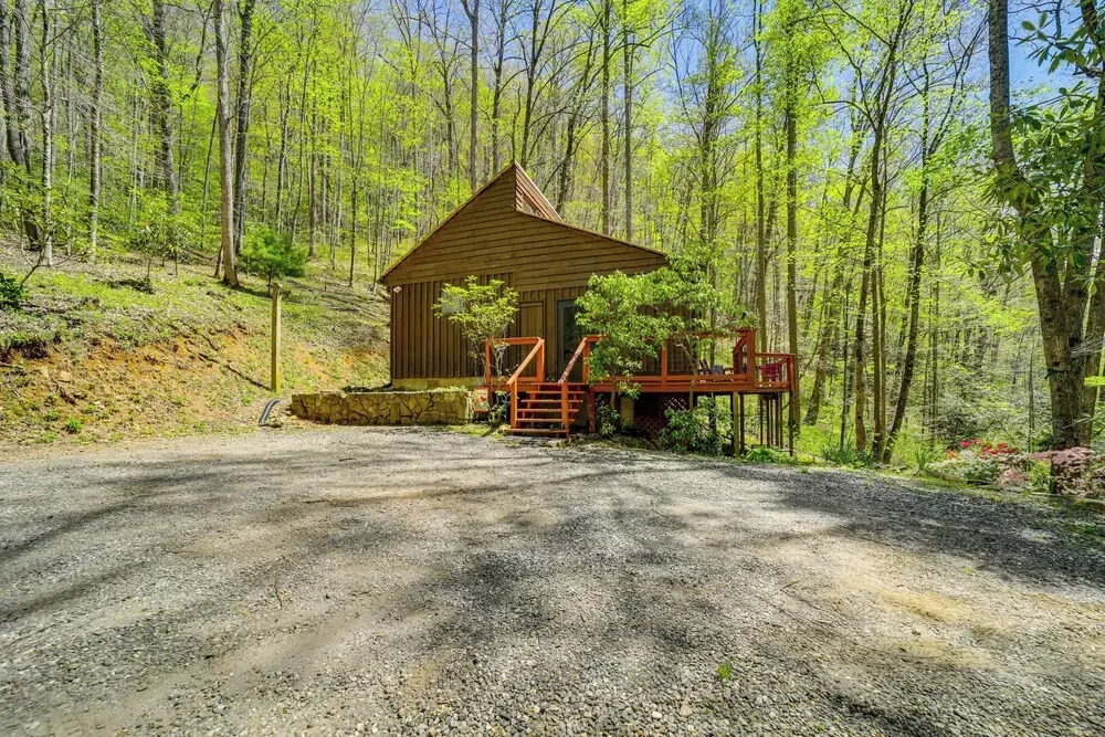 Unwind By Fire! Creekside Whittier Cabin w/ Deck