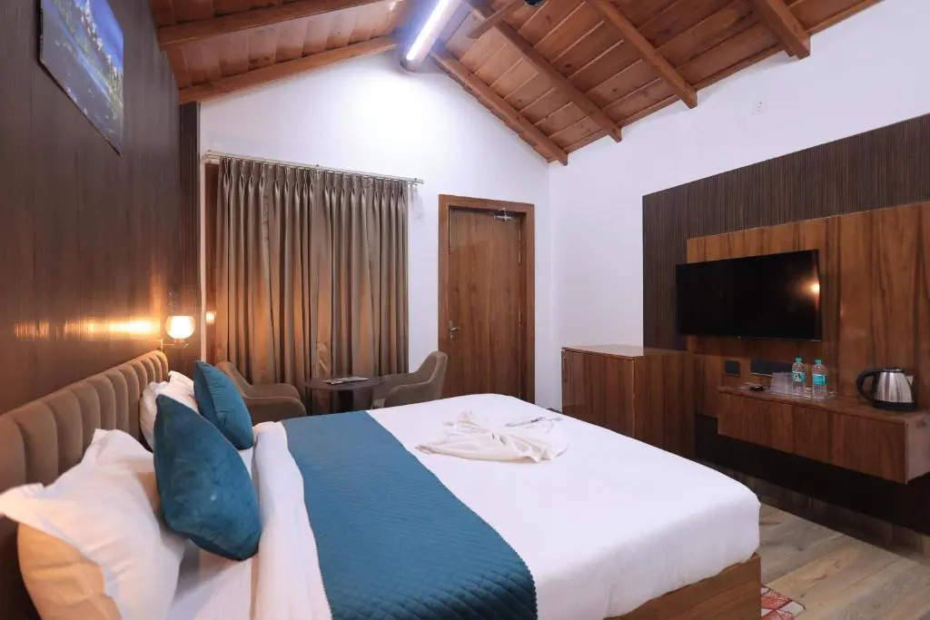 The Hoften Snowia Luxury Stay, Mukteshwar - Near Bhalugarh Waterfall