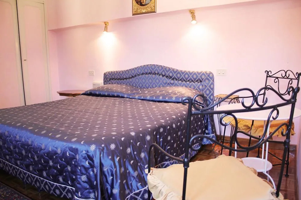 Costa San Giorgio Apartment by Mamo Florence