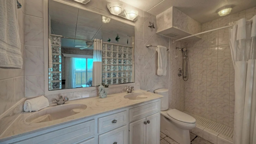 Serenity by the Sea 2-min Walk to Beach + Boardwalk + Golf Cart Zone 2 Pools + Basketball Access