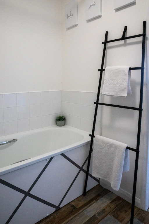 Park up and Relax in Designer 2bd apt - Sea Views