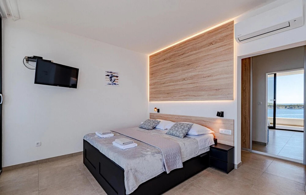Awesome Home In Blato
