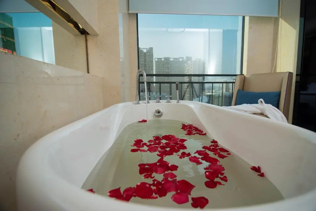 Pinnacle Art Hotel