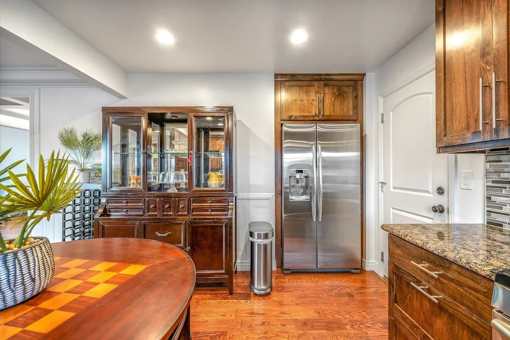 Fully Updated 3 BDR Seaside Home Minutes to Beach!