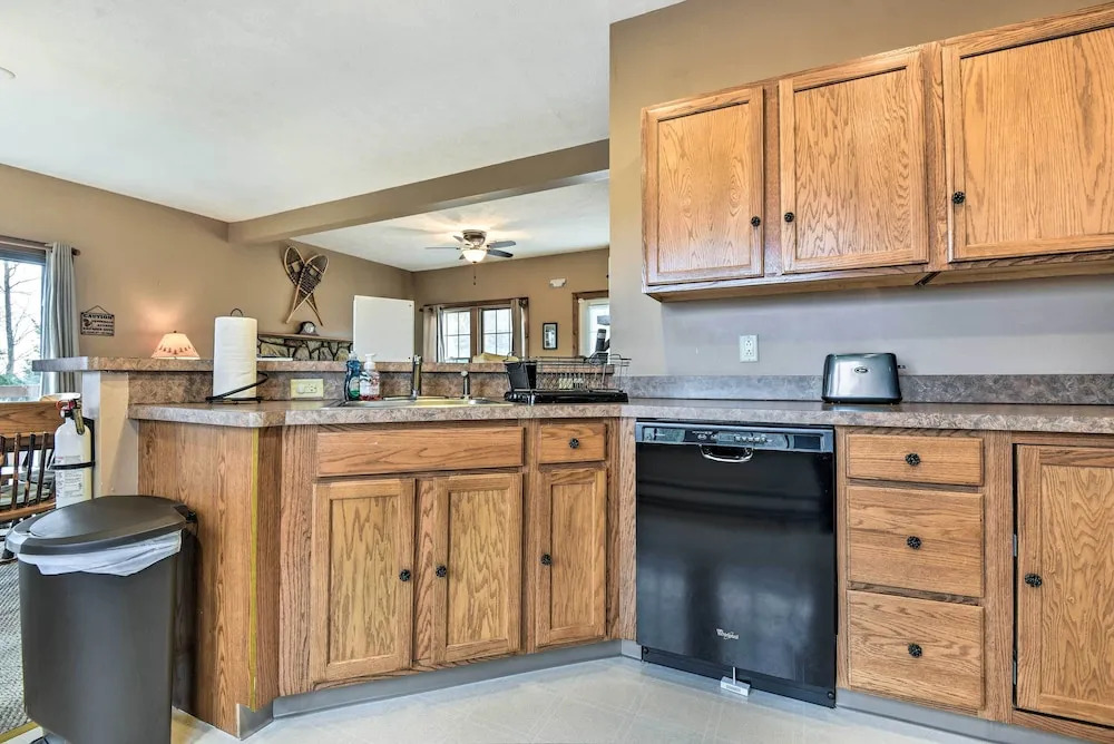 Tannersville Cozy Home w/ Deck, 1 Mi to Camelback!