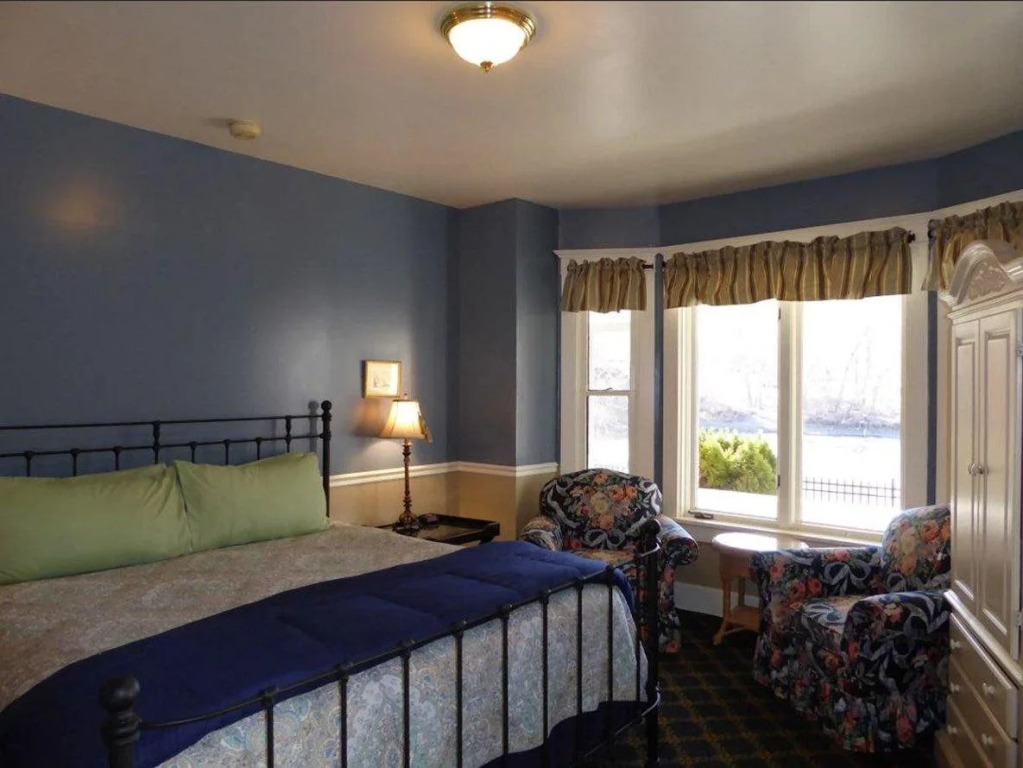 Goldsmiths Riverfront Inn