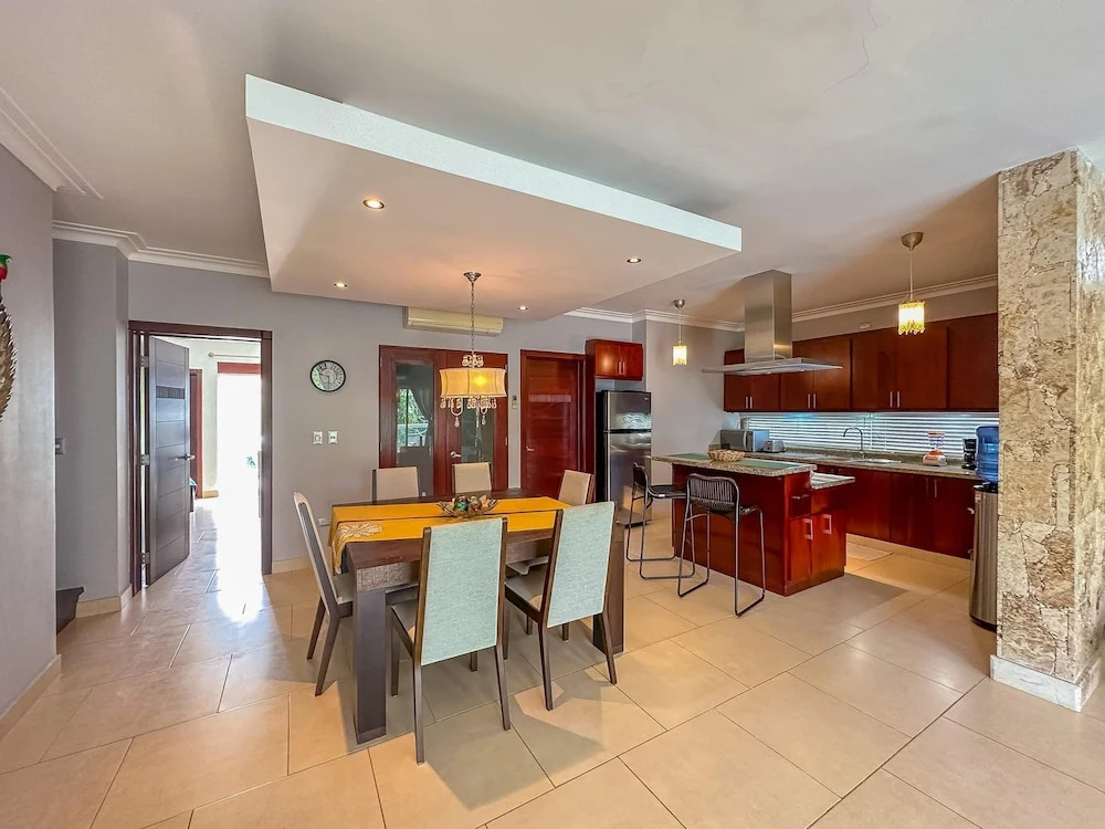 Beautiful 2 BR Apartment With BBQ