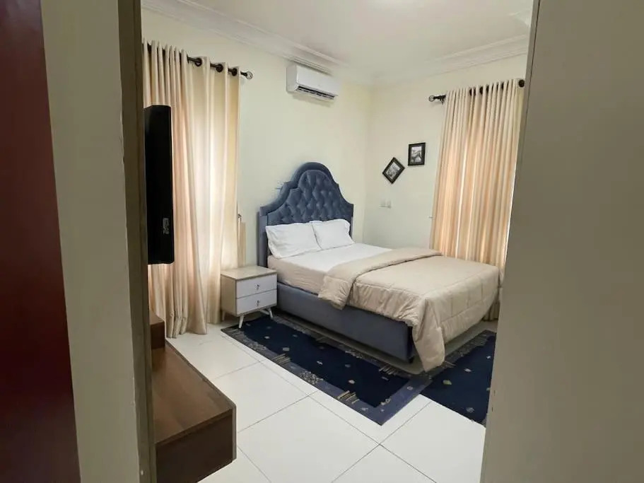 Lovely 2-bedroom condo with free parking and WiFi.