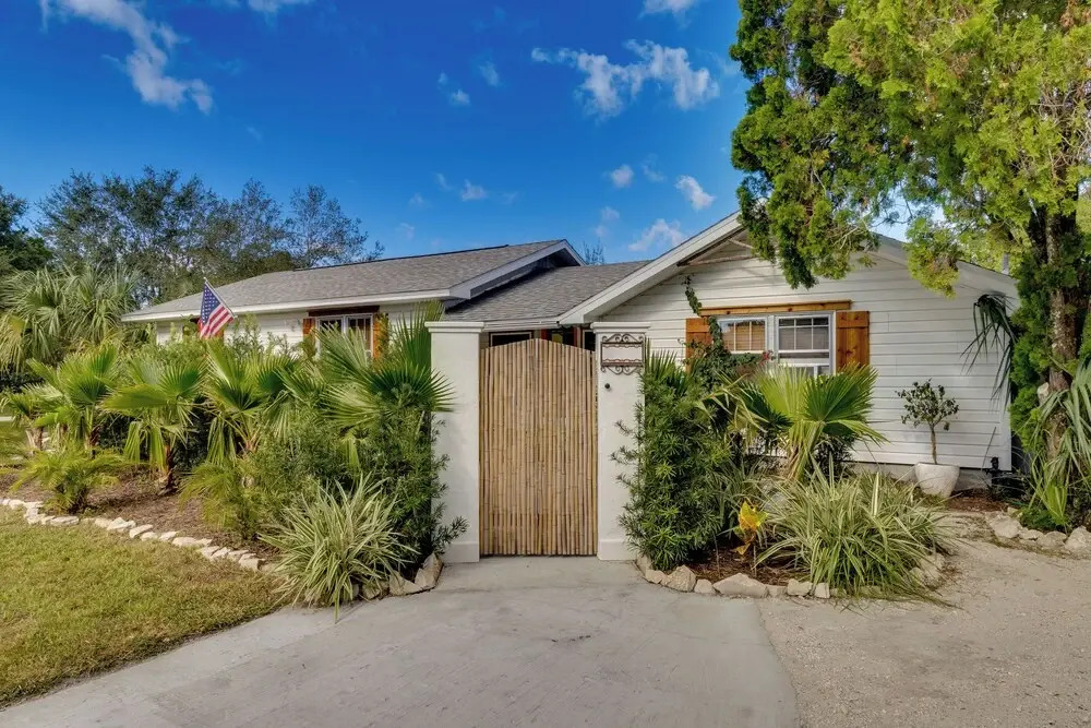 Mount Dora Home: Private Pool, Spa & Tropical Bar!