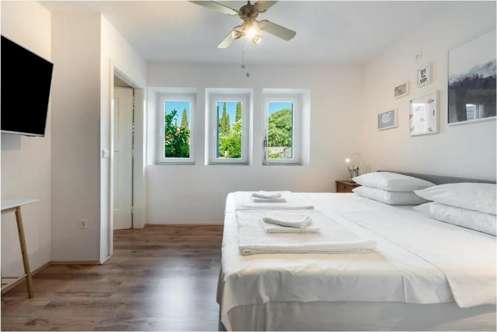 Apartment Near Old Town, FREE Parking & Huge Garden