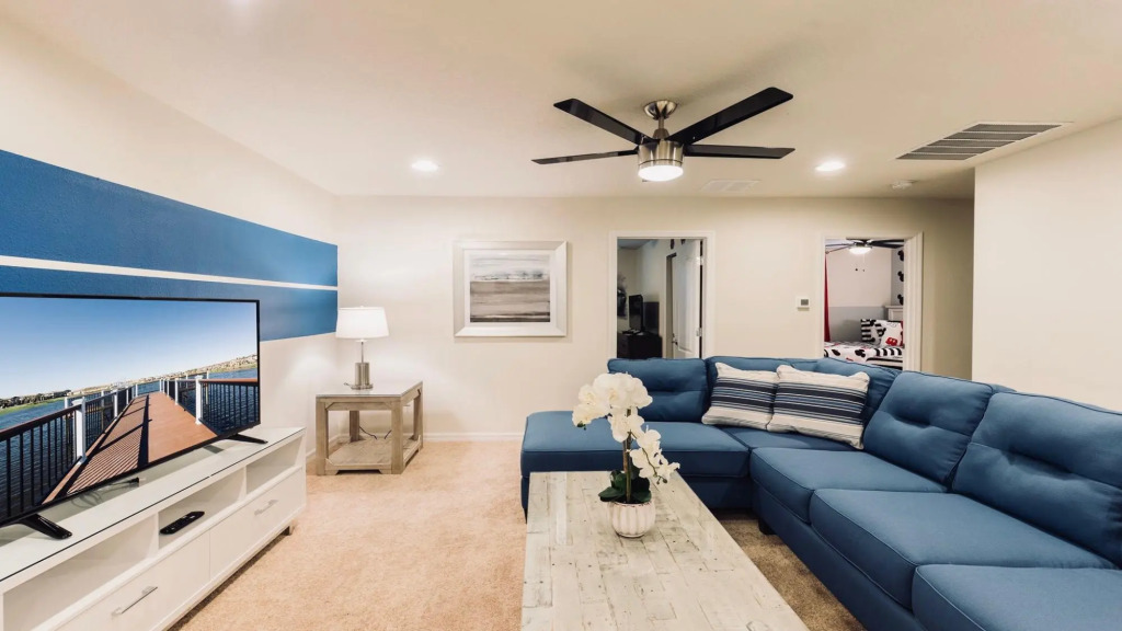 Cozy 4BR Town Home With Pool Close to Disney