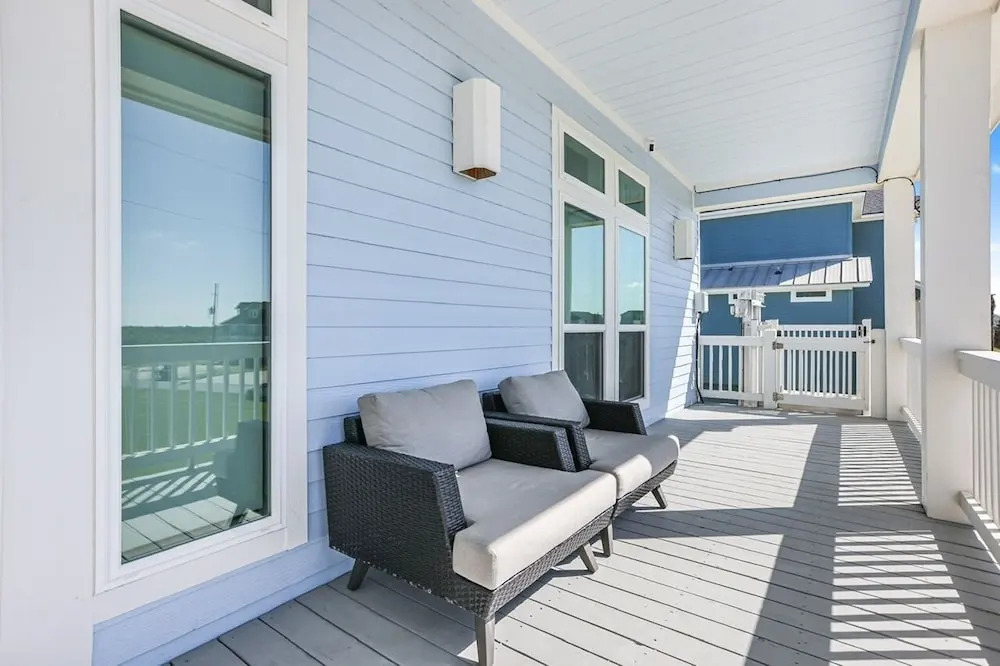 Seashells By The Seashore 3 Bedroom Home by RedAwning