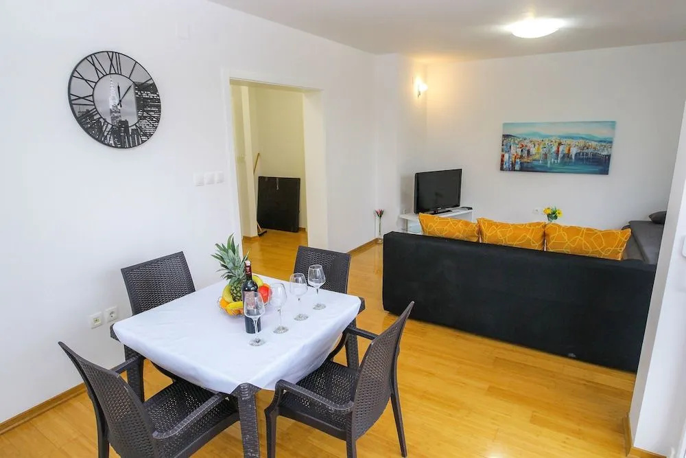 Summer Breeze Pool Apartments