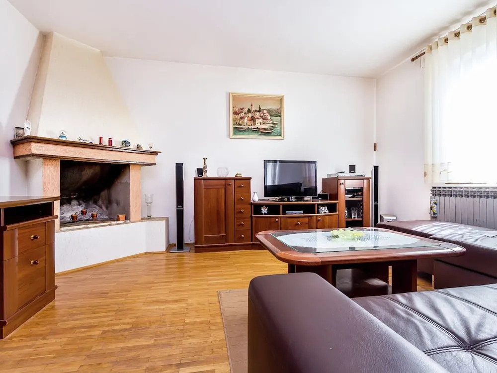 Detached 6 Bedroom House with Private Pool near Ližnjan