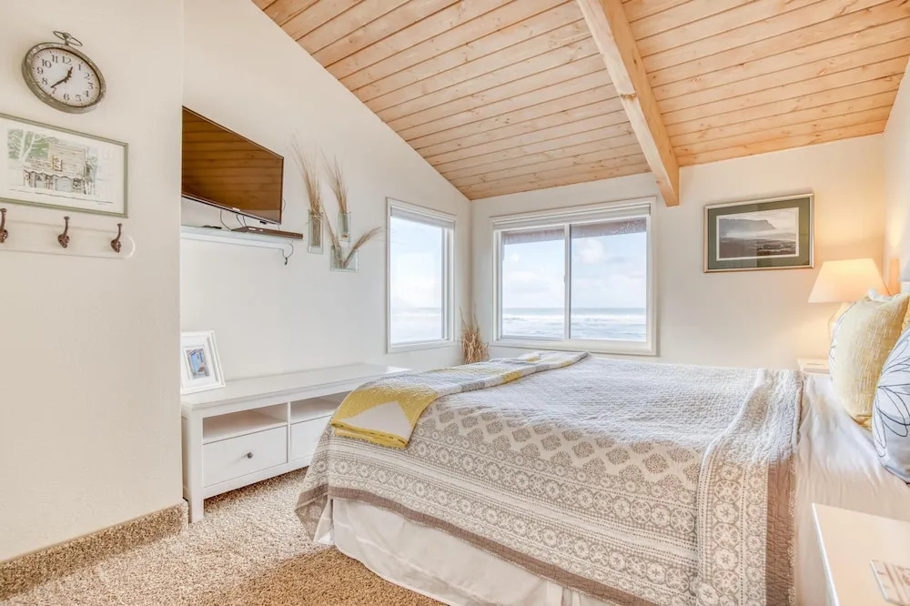 Oceanfront Haven with Panoramic Views - Gorgeous Coastal Retreat