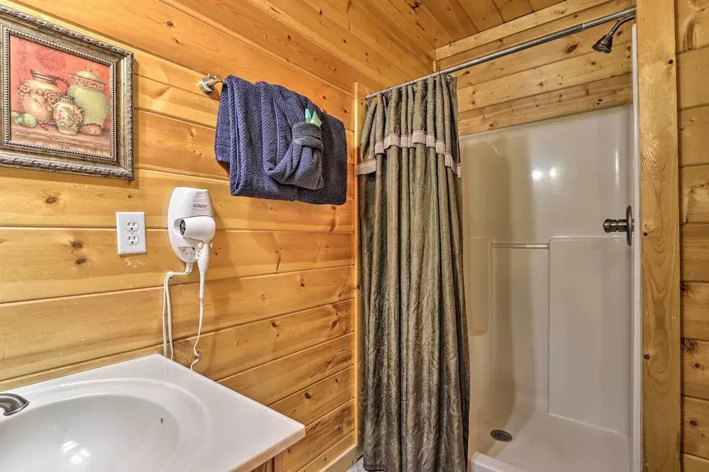 1 Mi to Dollywood: Quiet Cabin w/ Hot Tub!
