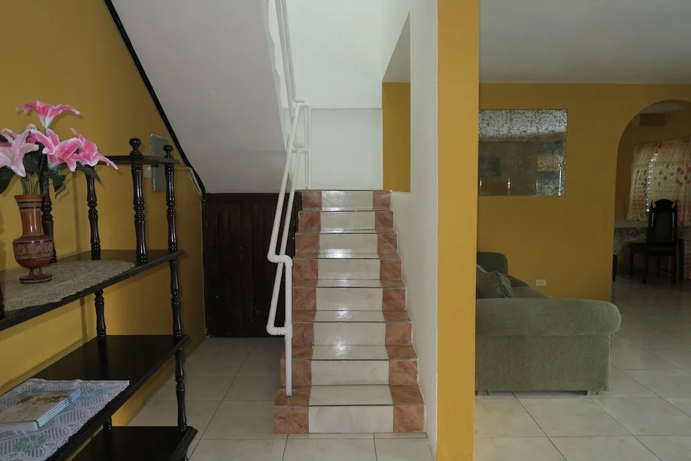 9 bed Villa Montego 10 Minute Walk to the Beach