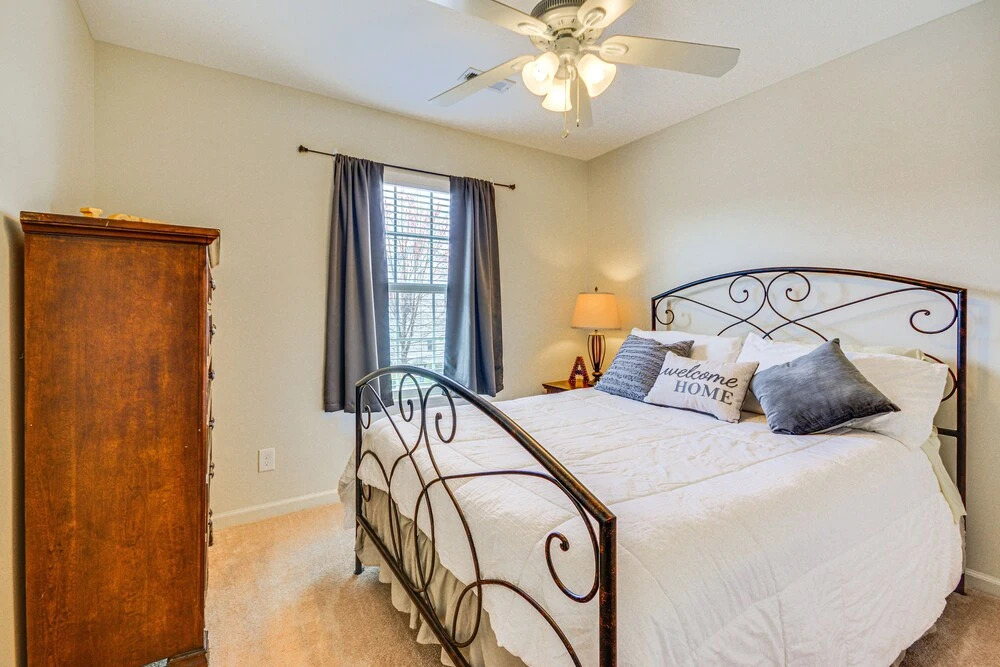 Cozy Greensboro Townhome w/ Community Pool & Grill