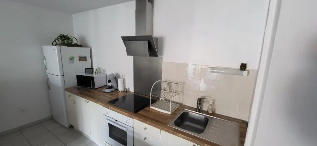 Appartement climatisé 2 chambres Balcon Parking privé couvert Centre Village