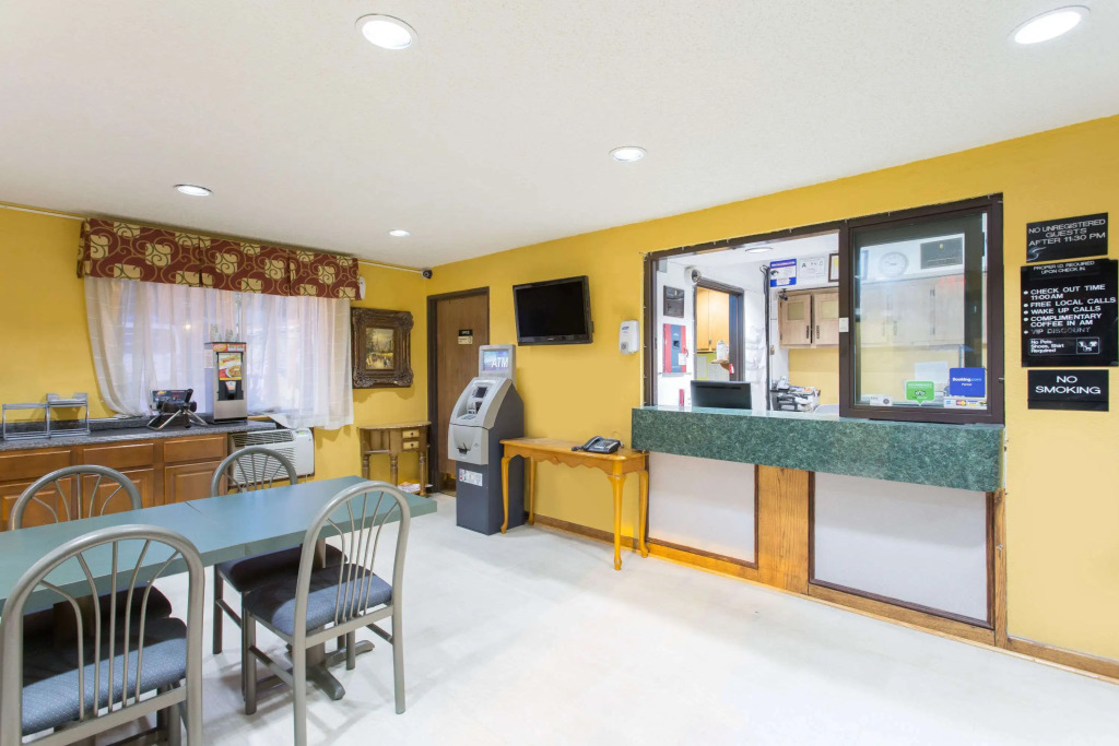 Super 8 by Wyndham Greensboro/Coliseum/Conv