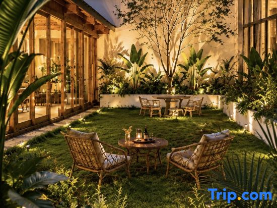 Huaqin · Bali Retreat Wild Luxury Courtyard | 1‑Min Walk to Erhai Lake (Cai Village)