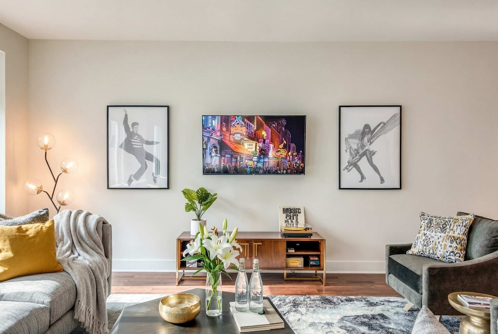 Downtown Luxury - 10 Beds Free Parking