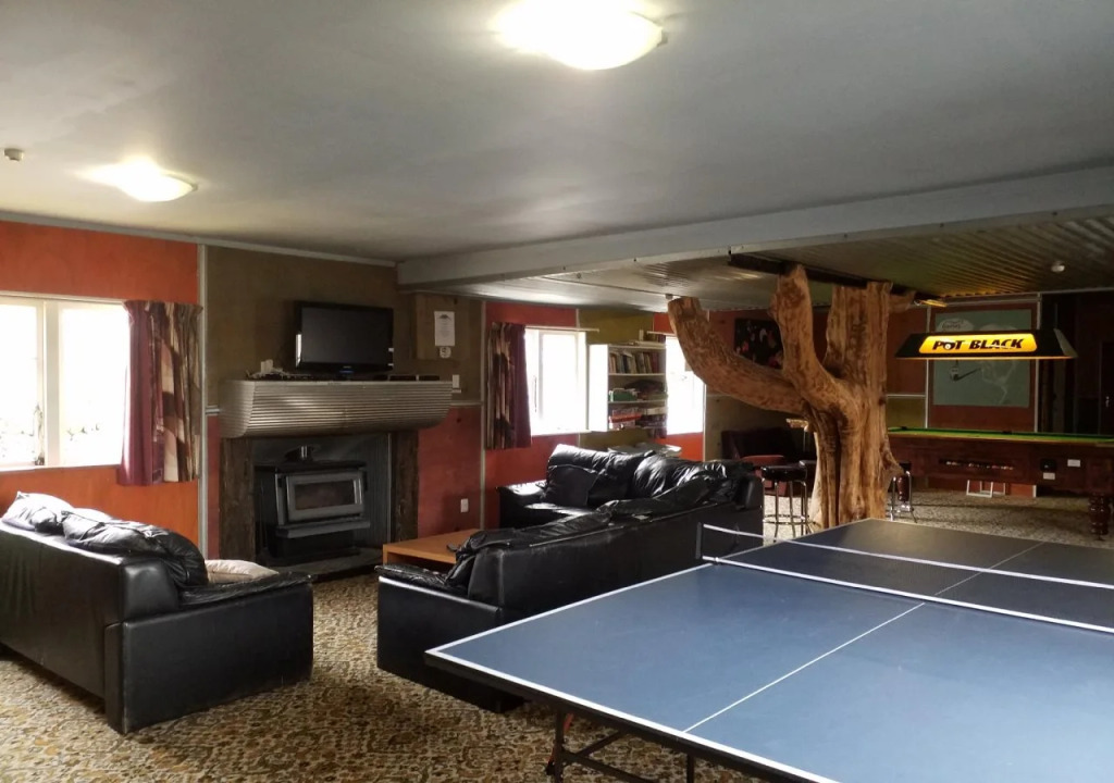 The Crossing Lodge & Backpackers