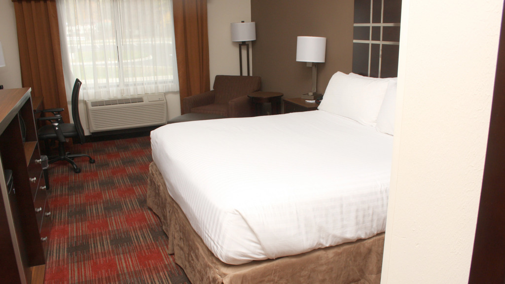 Holiday Inn Express & Suites Cumberland - La Vale by IHG