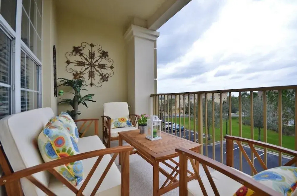 Beautiful Modern Condo, Near Parks-2012